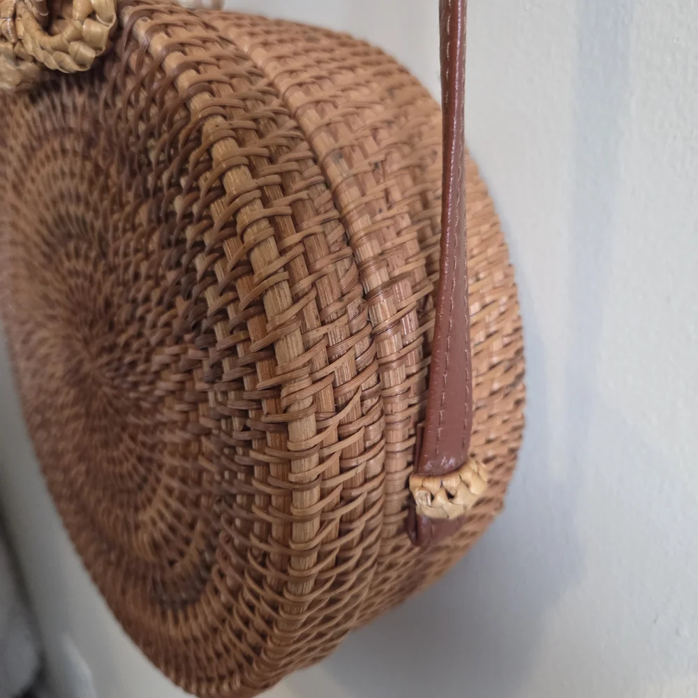 Elegant Woven Crossbody Bag - Tan